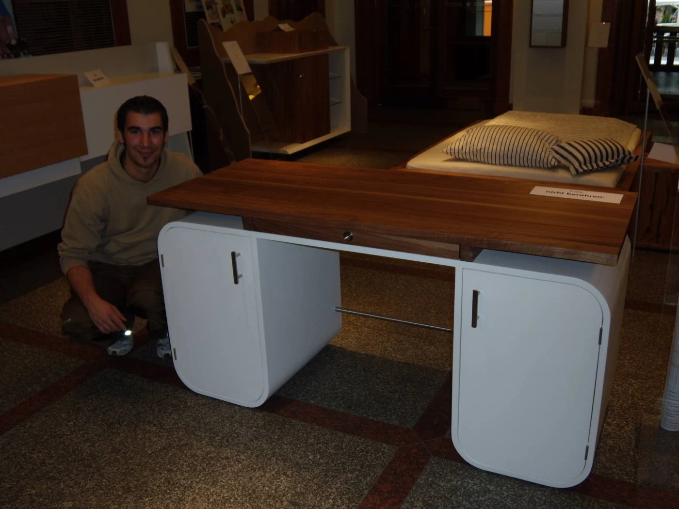 Axel Bruckhaus mit seinem Gesellenstück aus dem Jahr 2010