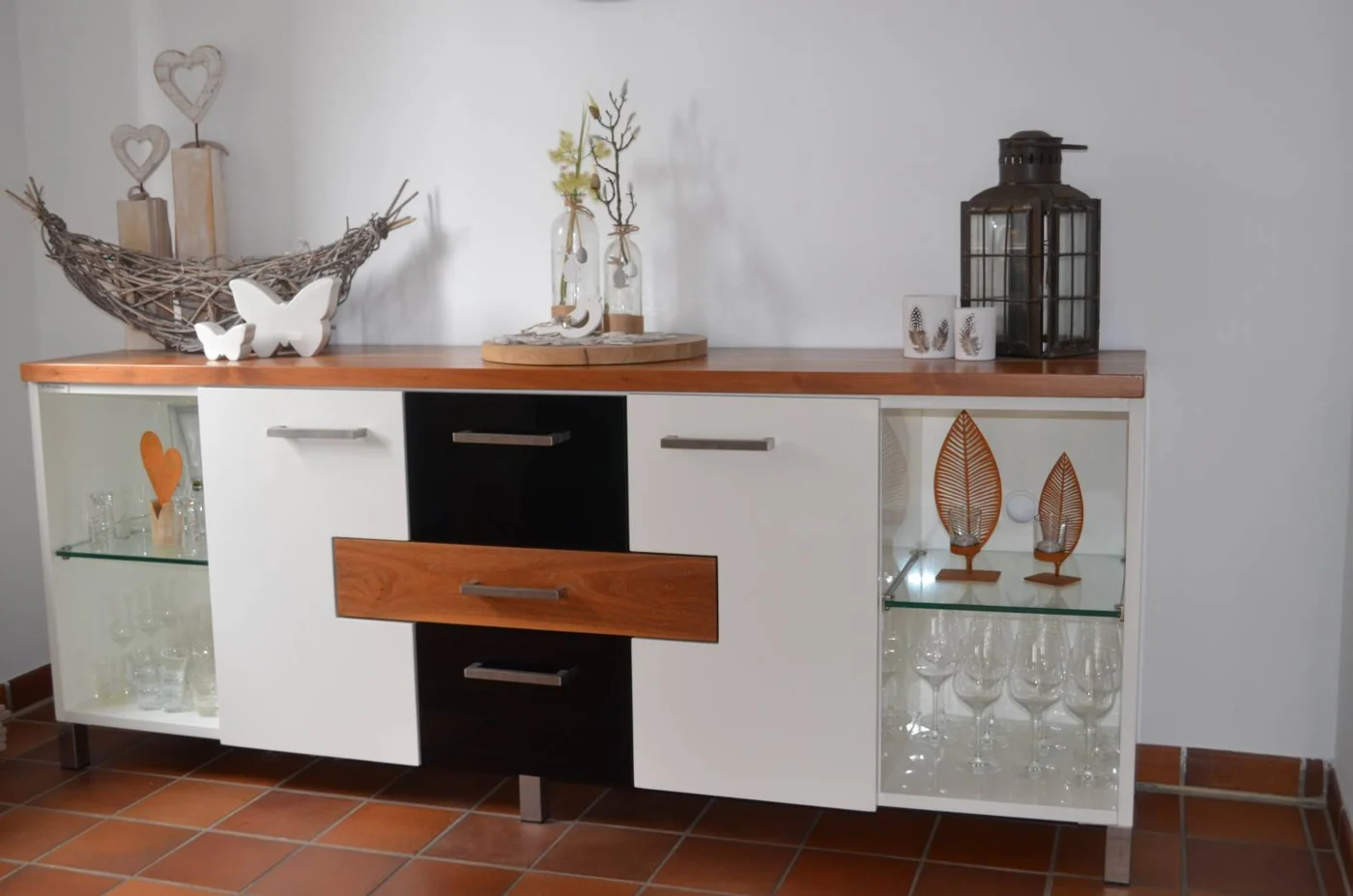 Das Meisterstück mit geschlossenen Fronten: weißes Sideboard mit Nussbaumholz