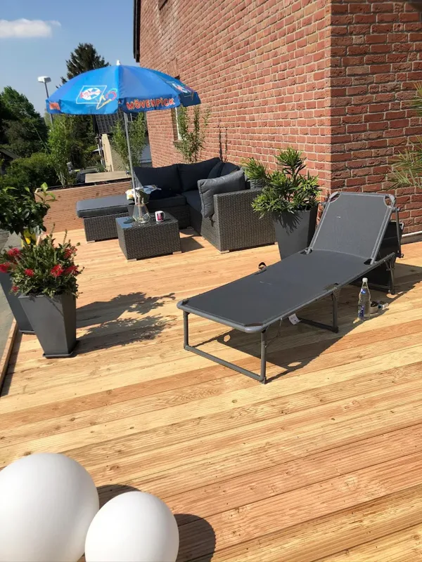 Holzterrasse im Garten