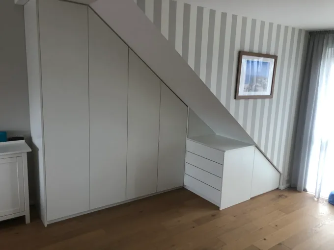 Einbaumöbel unter einer Treppe